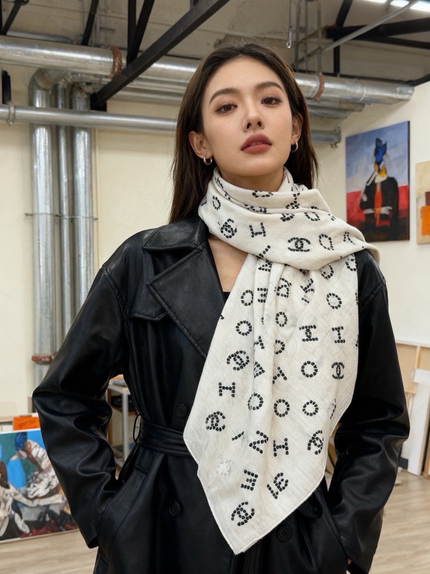 🆕  Chanel-丝绒双面方巾 【140双面同色】 出道即巅峰🐂火爆到一条难求🖤 高级感十足的字母CC，和一切经典元素