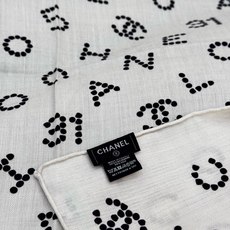 🆕 Chanel-丝绒双面方巾 【140双面同色】 出道即巅峰🐂火爆到一条难求🖤 高级感十足的字母CC,和一切经典元素 🆕 Chanel-丝绒双面方巾 【140双面同色】 出道即巅峰🐂火爆到一条难求🖤 高级感十足的字母CC,和一切经典元素