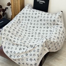 🆕 Chanel-丝绒双面方巾 【140双面同色】 出道即巅峰🐂火爆到一条难求🖤 高级感十足的字母CC,和一切经典元素 🆕 Chanel-丝绒双面方巾 【140双面同色】 出道即巅峰🐂火爆到一条难求🖤 高级感十足的字母CC,和一切经典元素