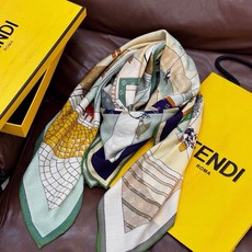 🆕 Fendi方形围巾 丝绒材质。采用定制的“Walking around Rome”图案,灵感源自罗马的历史街区。 🆕 Fendi方形围巾 丝绒材质。采用定制的“Walking around Rome”图案,灵感源自罗马的历史街区。