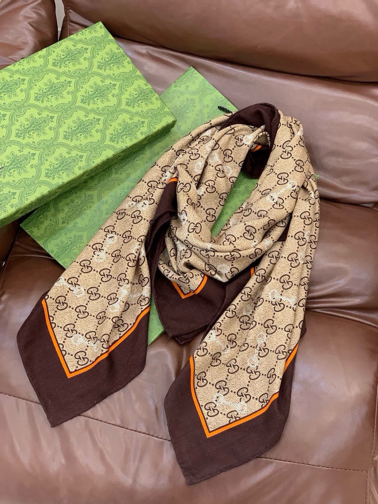 🆕   Gucci~140双面丝绒披肩 马衔扣细节和GG图案以精致色调匠心呈献，意在向品牌与马术世界的深厚渊源致敬。这款