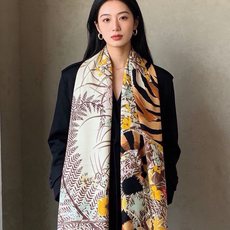 🆕 💟上新🆕💕手工卷边!羊绒和真丝混纺披肩(70%羊绒30%桑蚕丝)。 这款披肩采用经典山羊绒和真丝混纺面料,柔软轻盈 🆕 💟上新🆕💕手工卷边!羊绒和真丝混纺披肩(70%羊绒30%桑蚕丝)。 这款披肩采用经典山羊绒和真丝混纺面料,柔软轻盈