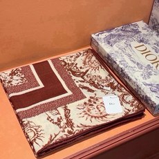 🆕 Dior 140丝绒双面同色印花披肩 这款 Dior 丝绒披肩以彼得罗•鲁福(🆕 Pietro Ruffo)设计的 🆕 Dior 140丝绒双面同色印花披肩 这款 Dior 丝绒披肩以彼得罗•鲁福(🆕 Pietro Ruffo)设计的