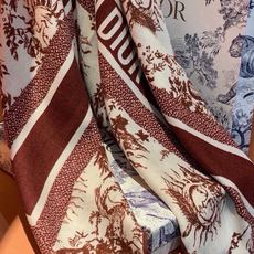 🆕 Dior 140丝绒双面同色印花披肩 这款 Dior 丝绒披肩以彼得罗•鲁福(🆕 Pietro Ruffo)设计的 🆕 Dior 140丝绒双面同色印花披肩 这款 Dior 丝绒披肩以彼得罗•鲁福(🆕 Pietro Ruffo)设计的