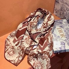 🆕 Dior 140丝绒双面同色印花披肩 这款 Dior 丝绒披肩以彼得罗•鲁福(🆕 Pietro Ruffo)设计的 🆕 Dior 140丝绒双面同色印花披肩 这款 Dior 丝绒披肩以彼得罗•鲁福(🆕 Pietro Ruffo)设计的
