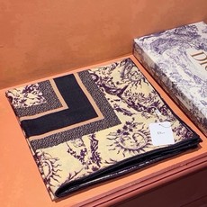 🆕 Dior 140丝绒双面同色印花披肩 这款 Dior 丝绒披肩以彼得罗•鲁福(🆕 Pietro Ruffo)设计的 🆕 Dior 140丝绒双面同色印花披肩 这款 Dior 丝绒披肩以彼得罗•鲁福(🆕 Pietro Ruffo)设计的