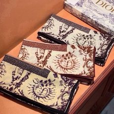 🆕 Dior 140丝绒双面同色印花披肩 这款 Dior 丝绒披肩以彼得罗•鲁福(🆕 Pietro Ruffo)设计的 🆕 Dior 140丝绒双面同色印花披肩 这款 Dior 丝绒披肩以彼得罗•鲁福(🆕 Pietro Ruffo)设计的