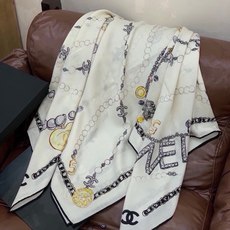 🆕 “全速前进”140双面丝绒披肩 手工卷边丝绒方巾(30%桑蚕丝70%羊绒) 这款经典单品展现强大而迷人的女性魅力精 🆕 “全速前进”140双面丝绒披肩 手工卷边丝绒方巾(30%桑蚕丝70%羊绒) 这款经典单品展现强大而迷人的女性魅力精