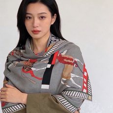 🆕 “全速前进”140双面丝绒披肩 手工卷边丝绒方巾(30%桑蚕丝70%羊绒) 这款经典单品展现强大而迷人的女性魅力精 🆕 “全速前进”140双面丝绒披肩 手工卷边丝绒方巾(30%桑蚕丝70%羊绒) 这款经典单品展现强大而迷人的女性魅力精