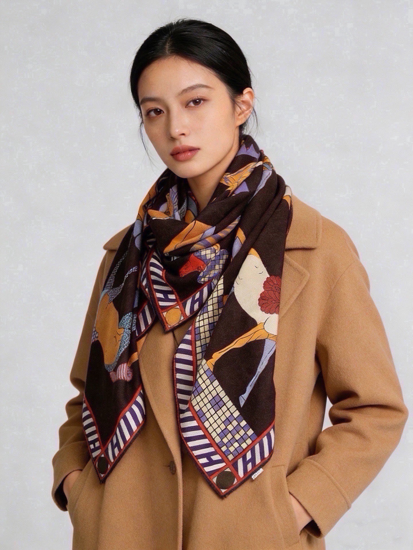 🆕  “全速前进”140双面丝绒披肩 手工卷边丝绒方巾（30%桑蚕丝70%羊绒） 这款经典单品展现强大而迷人的女性魅力精