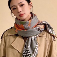 🆕 “全速前进”140双面丝绒披肩 手工卷边丝绒方巾(30%桑蚕丝70%羊绒) 这款经典单品展现强大而迷人的女性魅力精 🆕 “全速前进”140双面丝绒披肩 手工卷边丝绒方巾(30%桑蚕丝70%羊绒) 这款经典单品展现强大而迷人的女性魅力精