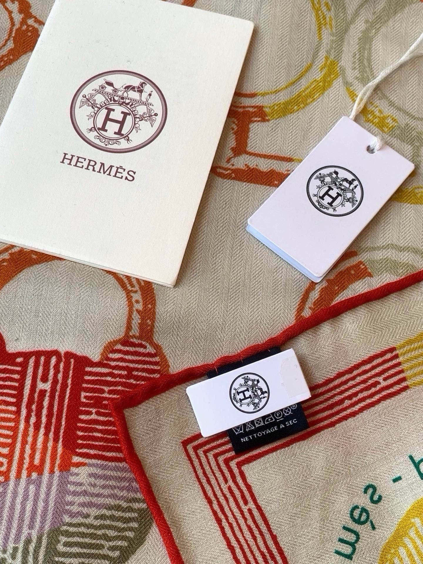 🆕 爱马仕(Hermes)【💗】 | “马具故事的诗意回顾”140披肩 【上新❤️】 永远秉承高品质 手工卷边羊绒和 🆕 爱马仕(Hermes)【💗】 | “马具故事的诗意回顾”140披肩 【上新❤️】 永远秉承高品质 手工卷边羊绒和