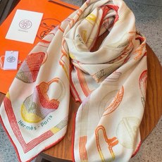 🆕 爱马仕(Hermes)【💗】 | “马具故事的诗意回顾”140披肩 【上新❤️】 永远秉承高品质 手工卷边羊绒和 🆕 爱马仕(Hermes)【💗】 | “马具故事的诗意回顾”140披肩 【上新❤️】 永远秉承高品质 手工卷边羊绒和
