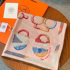 🆕 爱马仕(Hermes)【💗】 | “马具故事的诗意回顾”140披肩 【上新❤️】 永远秉承高品质 手工卷边羊绒和 🆕 爱马仕(Hermes)【💗】 | “马具故事的诗意回顾”140披肩 【上新❤️】 永远秉承高品质 手工卷边羊绒和