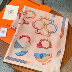 🆕 爱马仕(Hermes)【💗】 | “马具故事的诗意回顾”140披肩 【上新❤️】 永远秉承高品质 手工卷边羊绒和 🆕 爱马仕(Hermes)【💗】 | “马具故事的诗意回顾”140披肩 【上新❤️】 永远秉承高品质 手工卷边羊绒和