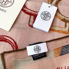 🆕 爱马仕(Hermes)【💗】 | “马具故事的诗意回顾”140披肩 【上新❤️】 永远秉承高品质 手工卷边羊绒和 🆕 爱马仕(Hermes)【💗】 | “马具故事的诗意回顾”140披肩 【上新❤️】 永远秉承高品质 手工卷边羊绒和