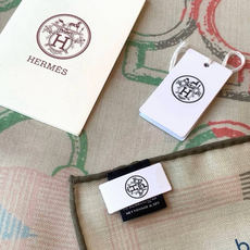 🆕 爱马仕(Hermes)【💗】 | “马具故事的诗意回顾”140披肩 【上新❤️】 永远秉承高品质 手工卷边羊绒和 🆕 爱马仕(Hermes)【💗】 | “马具故事的诗意回顾”140披肩 【上新❤️】 永远秉承高品质 手工卷边羊绒和