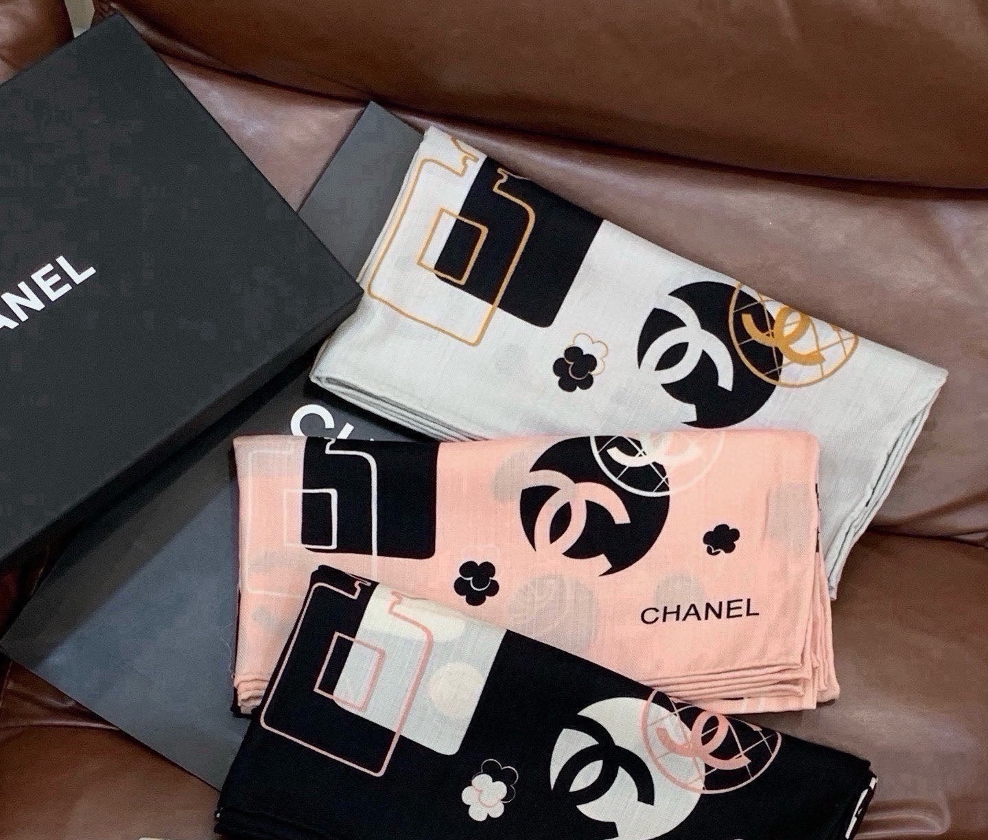 🆕  上新❤️ 【Chanel】  经典茶花优雅Coco风，Chanel最新菱格丝绒大方巾~气质到骨子里，香奶奶新一季的