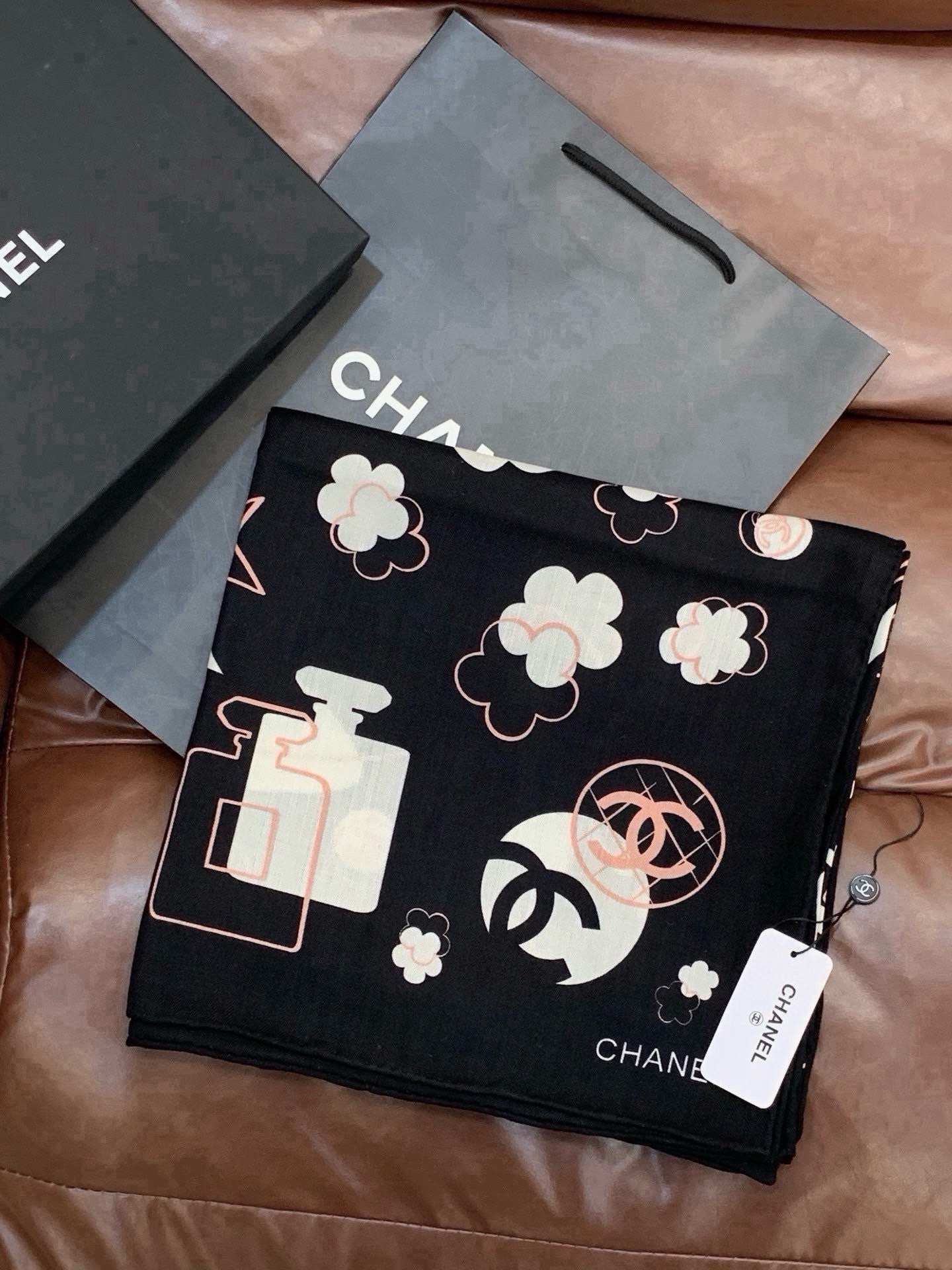 🆕  上新❤️ 【Chanel】  经典茶花优雅Coco风，Chanel最新菱格丝绒大方巾~气质到骨子里，香奶奶新一季的