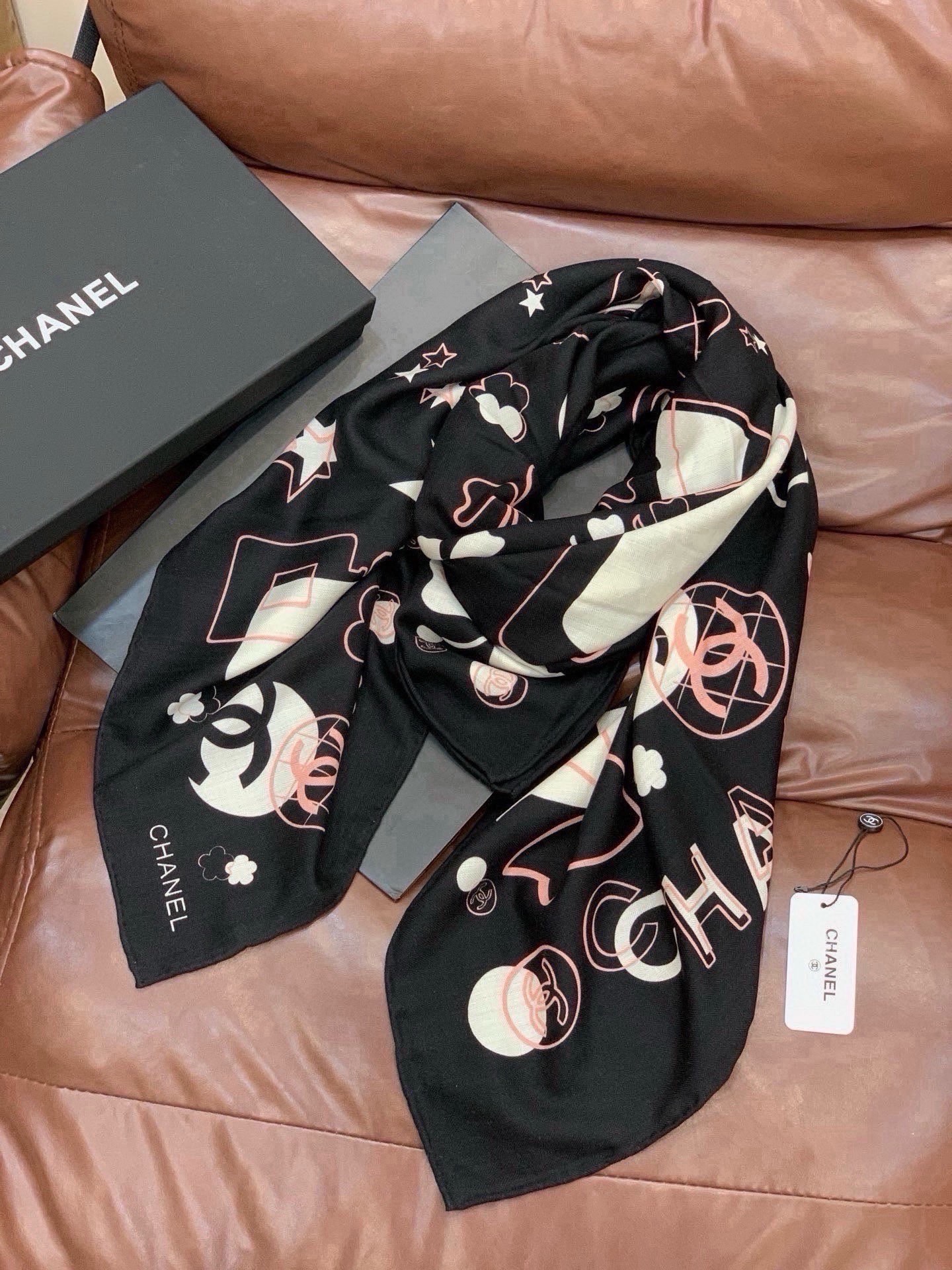 🆕  上新❤️ 【Chanel】  经典茶花优雅Coco风，Chanel最新菱格丝绒大方巾~气质到骨子里，香奶奶新一季的