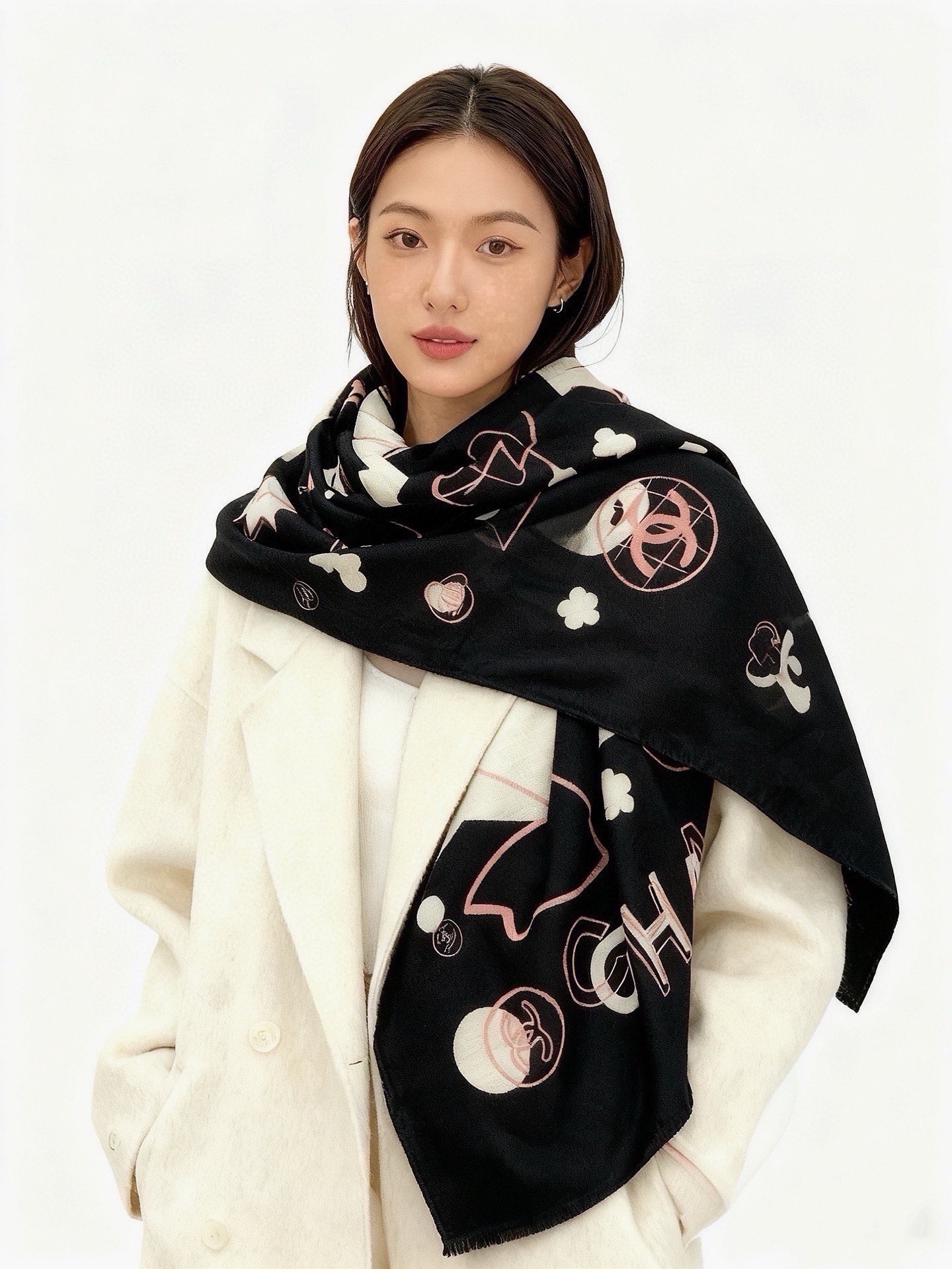 🆕  上新❤️ 【Chanel】  经典茶花优雅Coco风，Chanel最新菱格丝绒大方巾~气质到骨子里，香奶奶新一季的