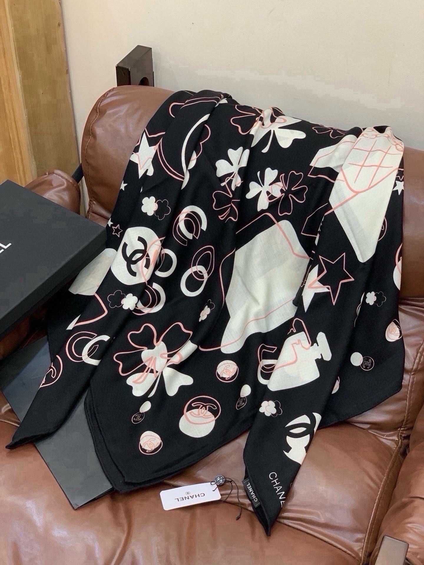 🆕  上新❤️ 【Chanel】  经典茶花优雅Coco风，Chanel最新菱格丝绒大方巾~气质到骨子里，香奶奶新一季的