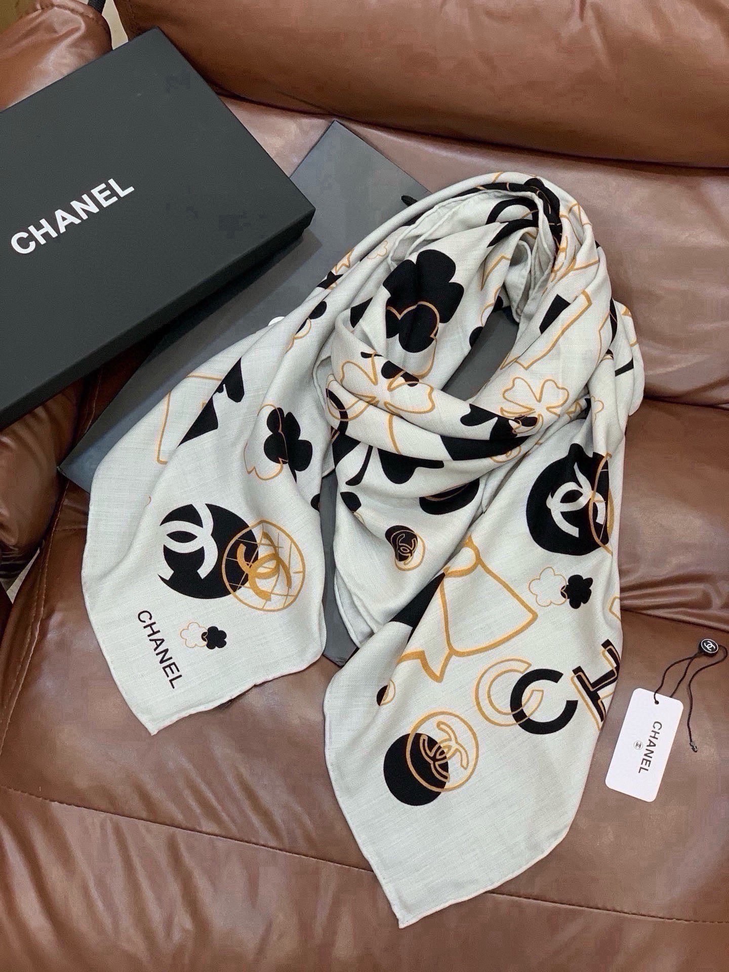 🆕  上新❤️ 【Chanel】  经典茶花优雅Coco风，Chanel最新菱格丝绒大方巾~气质到骨子里，香奶奶新一季的