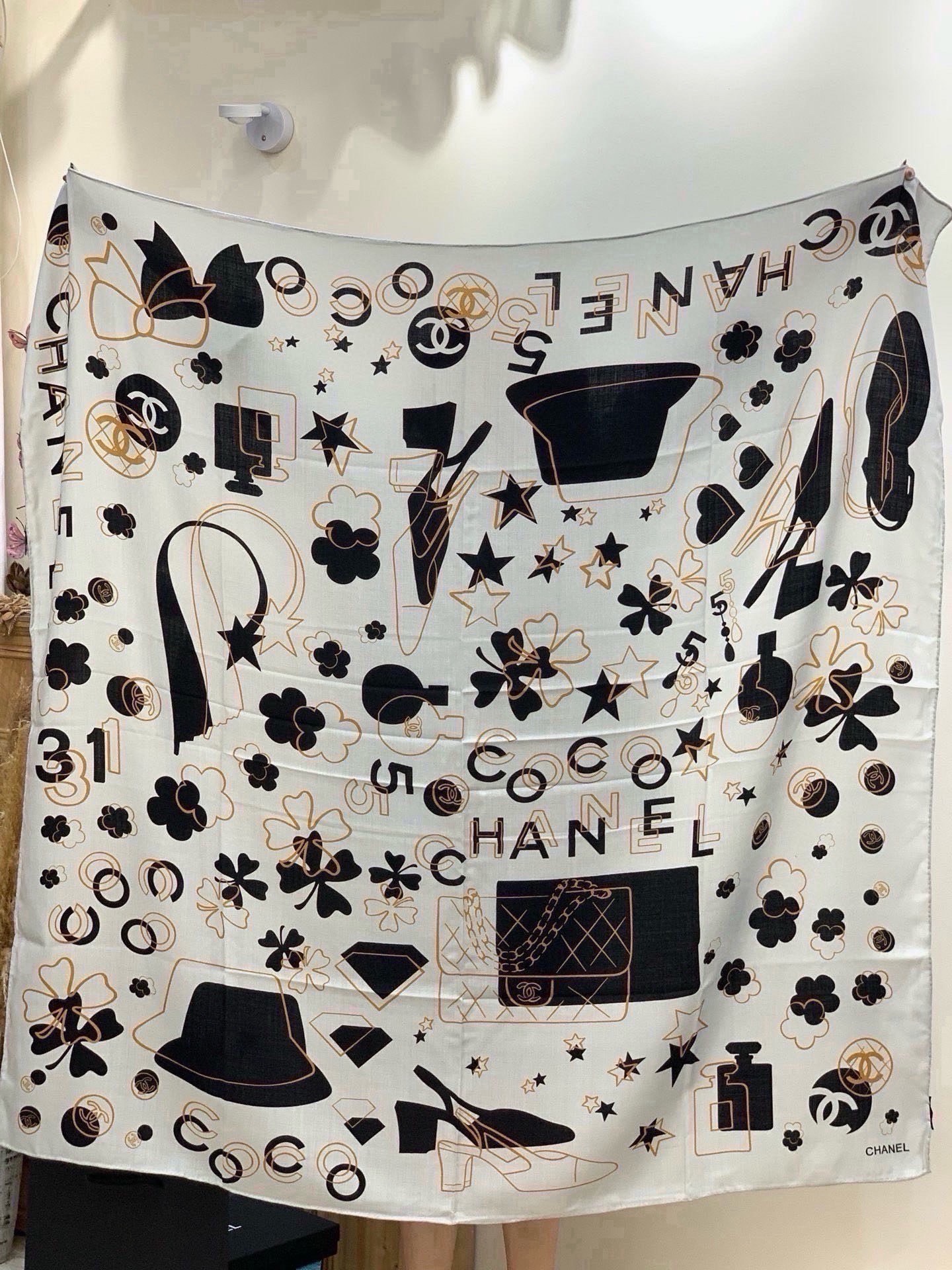 🆕  上新❤️ 【Chanel】  经典茶花优雅Coco风，Chanel最新菱格丝绒大方巾~气质到骨子里，香奶奶新一季的