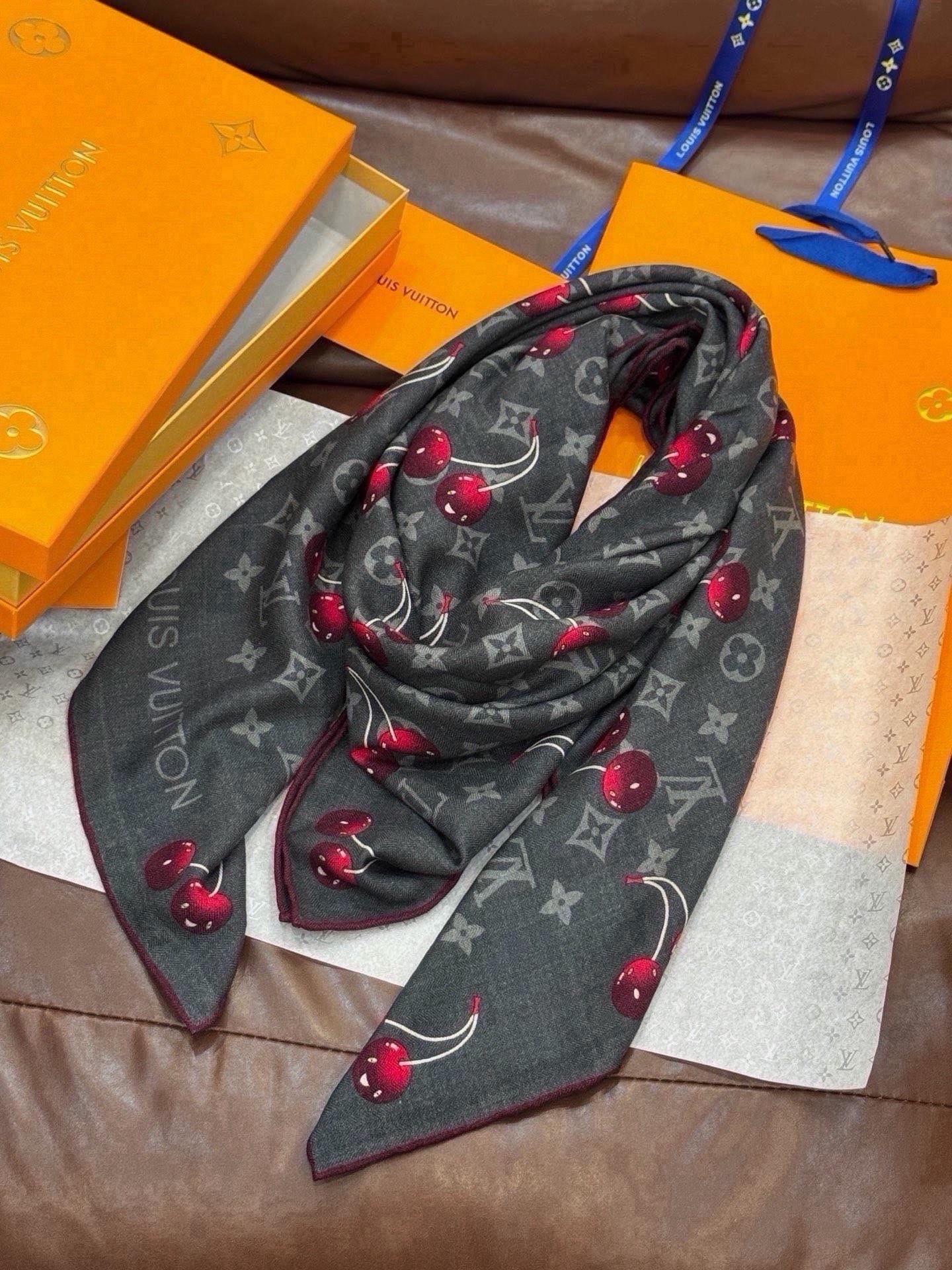 🆕 LV X TM MONOGRAM CERISE 140丝绒方巾 【140双面丝绒同色】 LV × TM Mono 🆕 LV X TM MONOGRAM CERISE 140丝绒方巾 【140双面丝绒同色】 LV × TM Mono