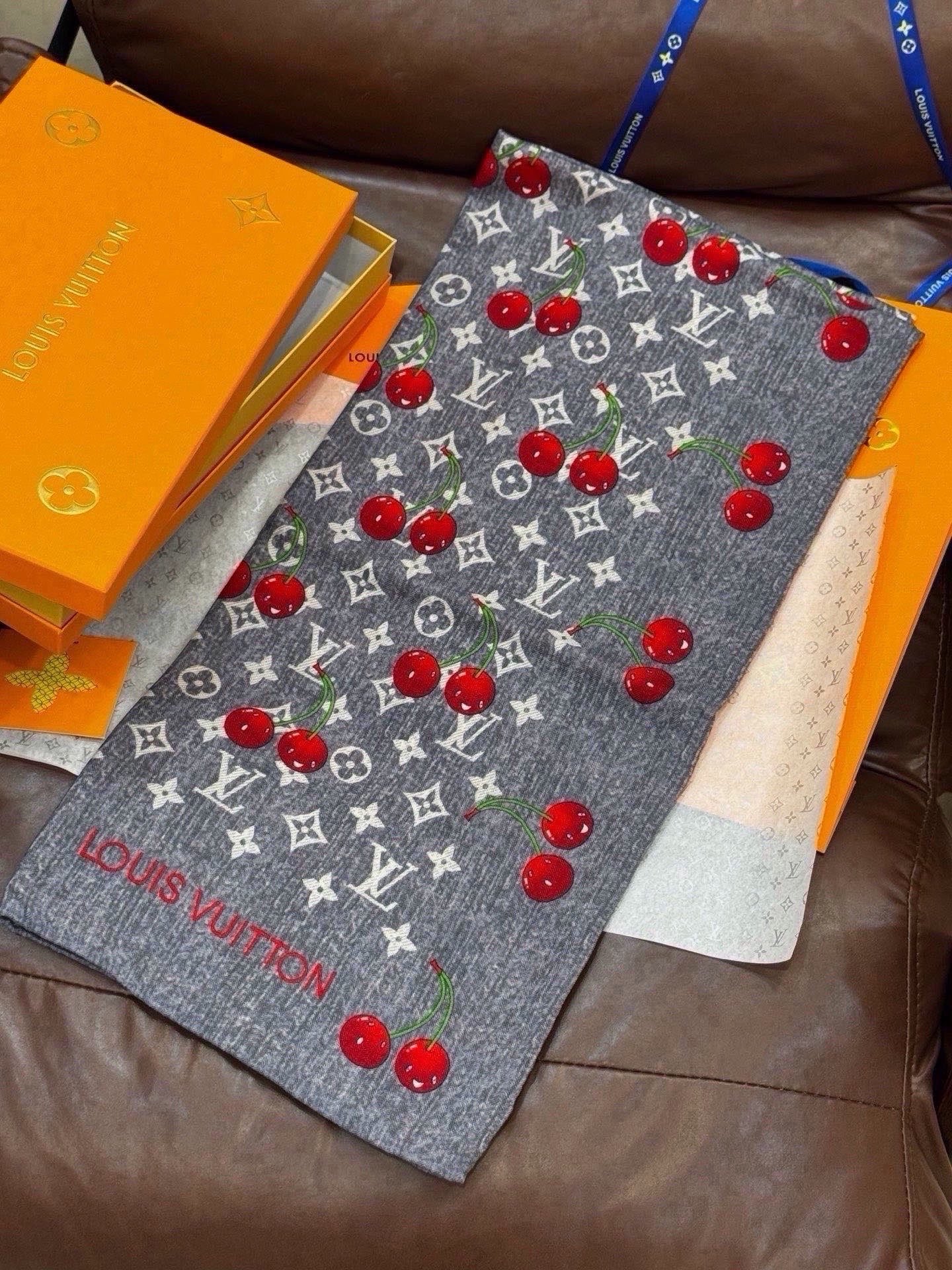🆕 LV X TM MONOGRAM CERISE 140丝绒方巾 【140双面丝绒同色】 LV × TM Mono 🆕 LV X TM MONOGRAM CERISE 140丝绒方巾 【140双面丝绒同色】 LV × TM Mono