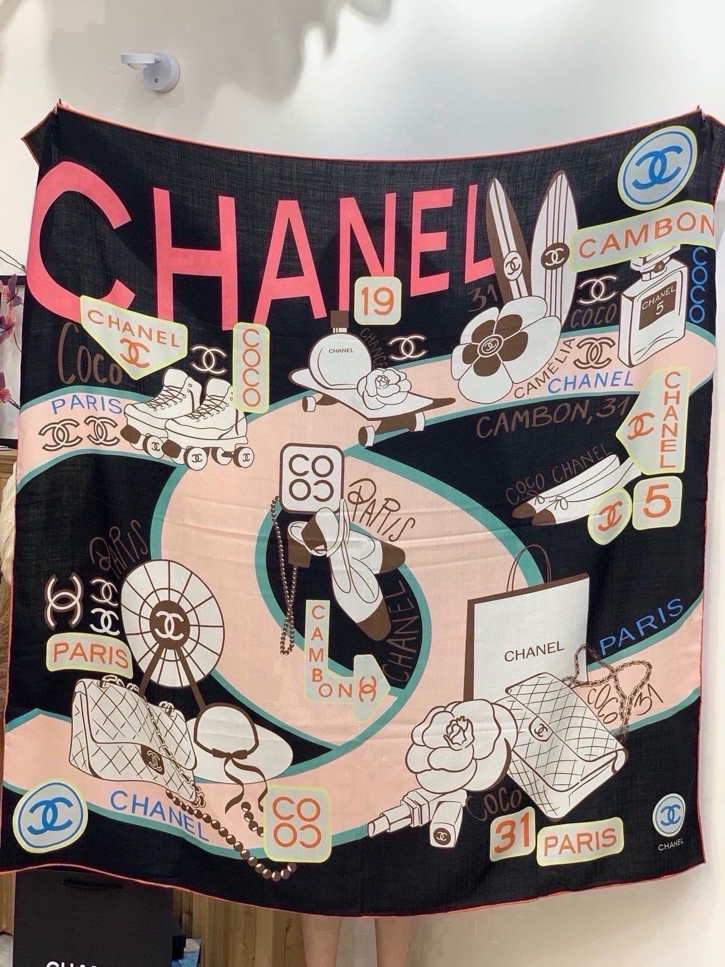 🆕   高级成衣系列～Chanel  【140双面同色丝绒披肩】 此系列谱写一曲自由轻灵的赞歌 本系列作品创新演绎品牌的