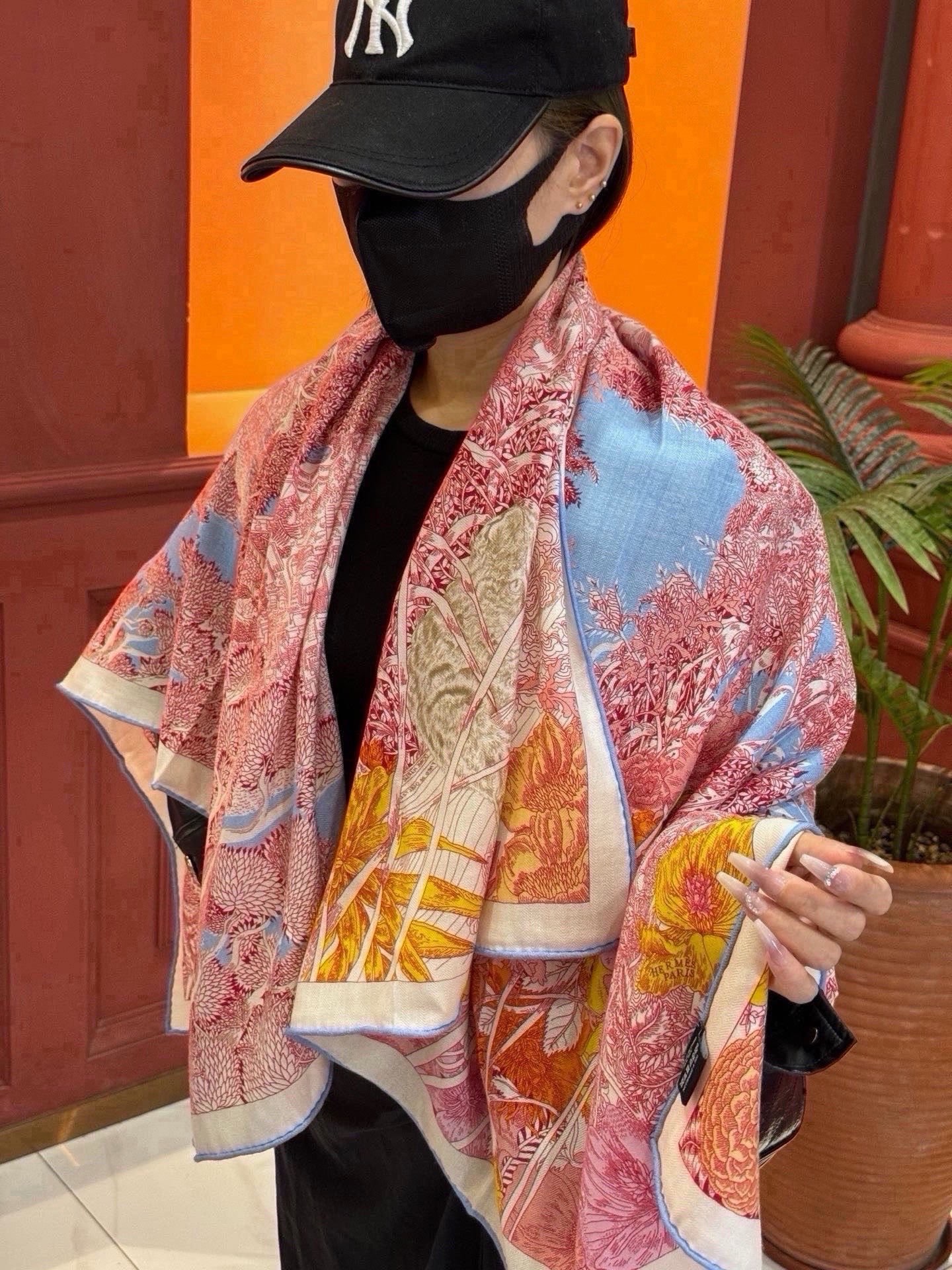 🆕   爱马仕～秋冬搭配利器❗️顶级双面同色 版真丝羊绒披肩！！1条等于2条】点睛精彩，图案和配色都超级喜欢，又一款双面