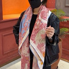 🆕 爱马仕~秋冬搭配利器❗️顶级双面同色 版真丝羊绒披肩!!1条等于2条】点睛精彩,图案和配色都超级喜欢,又一款双面 🆕 爱马仕~秋冬搭配利器❗️顶级双面同色 版真丝羊绒披肩!!1条等于2条】点睛精彩,图案和配色都超级喜欢,又一款双面