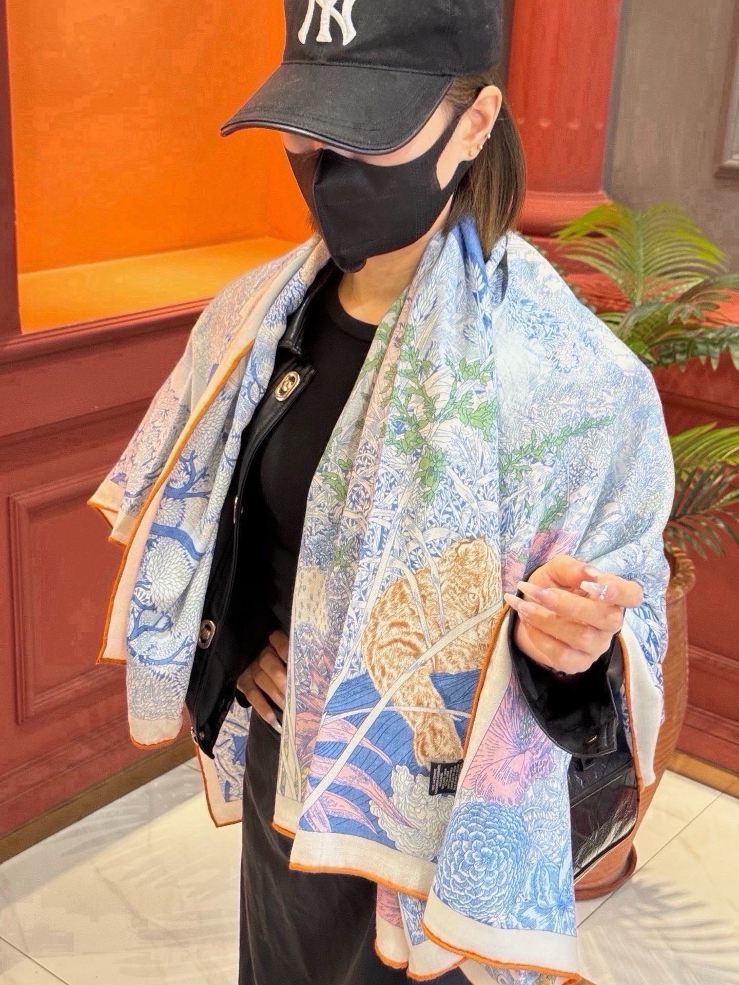 🆕   爱马仕～秋冬搭配利器❗️顶级双面同色 版真丝羊绒披肩！！1条等于2条】点睛精彩，图案和配色都超级喜欢，又一款双面