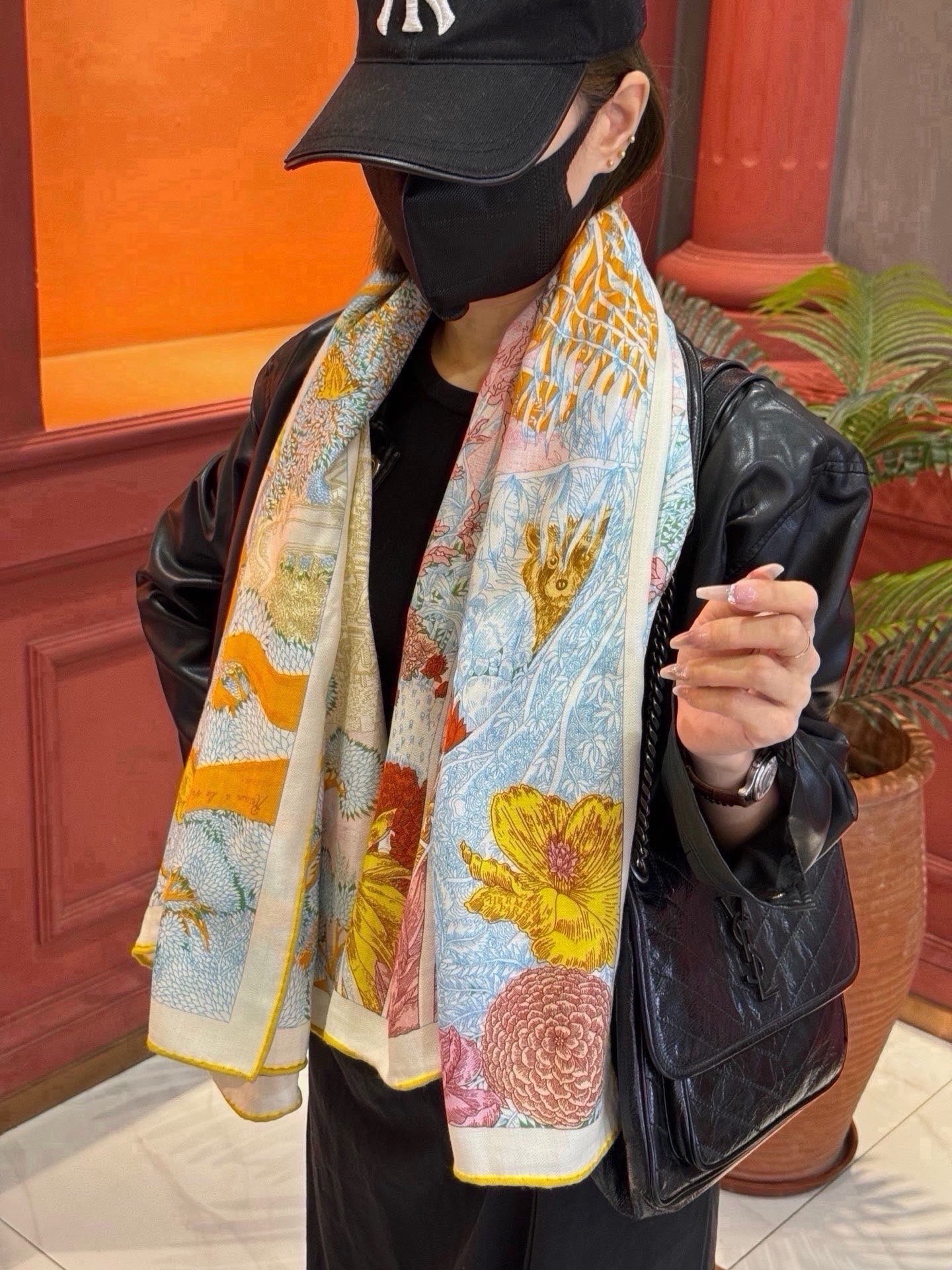 🆕   爱马仕～秋冬搭配利器❗️顶级双面同色 版真丝羊绒披肩！！1条等于2条】点睛精彩，图案和配色都超级喜欢，又一款双面