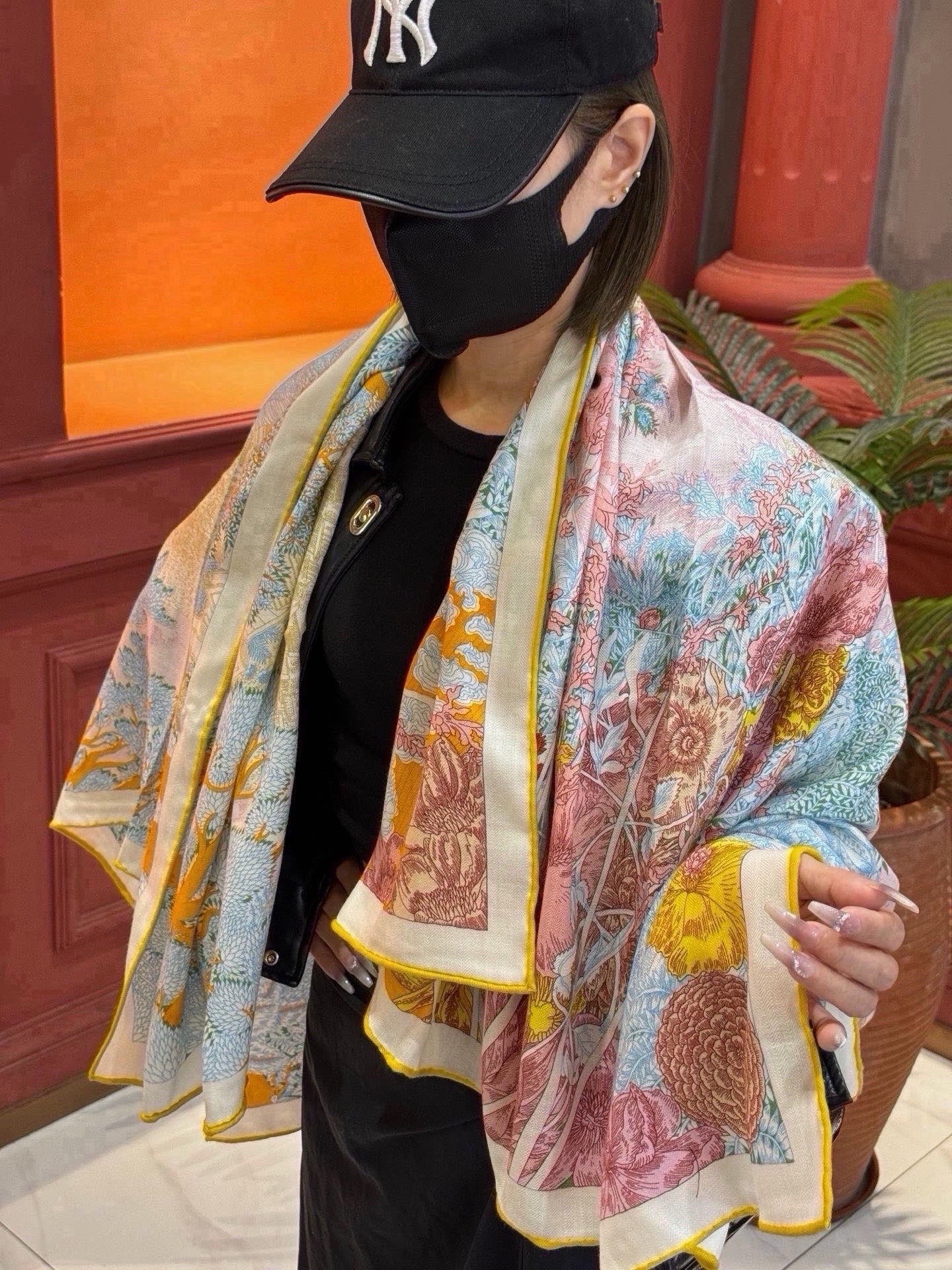 🆕   爱马仕～秋冬搭配利器❗️顶级双面同色 版真丝羊绒披肩！！1条等于2条】点睛精彩，图案和配色都超级喜欢，又一款双面