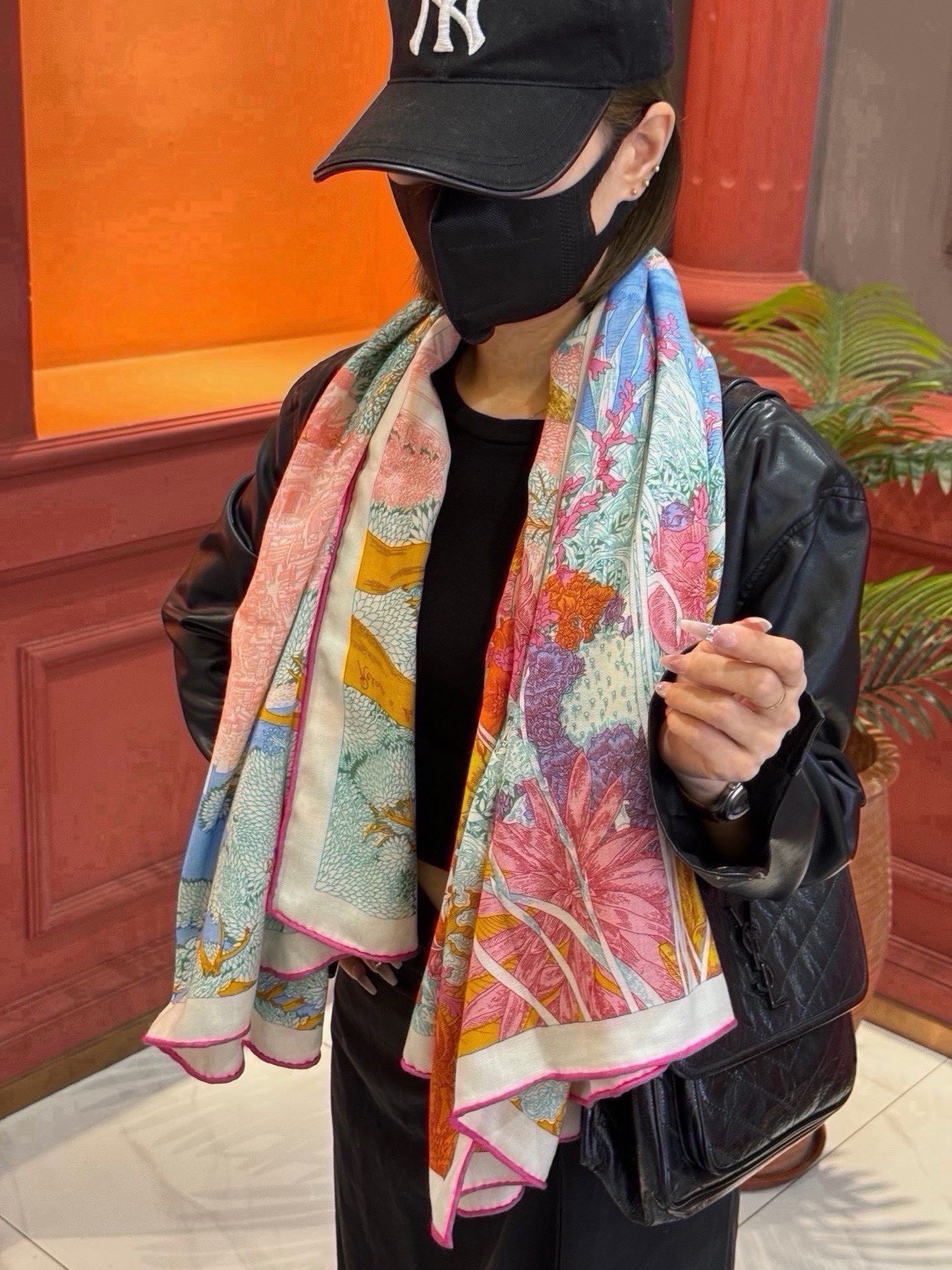🆕   爱马仕～秋冬搭配利器❗️顶级双面同色 版真丝羊绒披肩！！1条等于2条】点睛精彩，图案和配色都超级喜欢，又一款双面