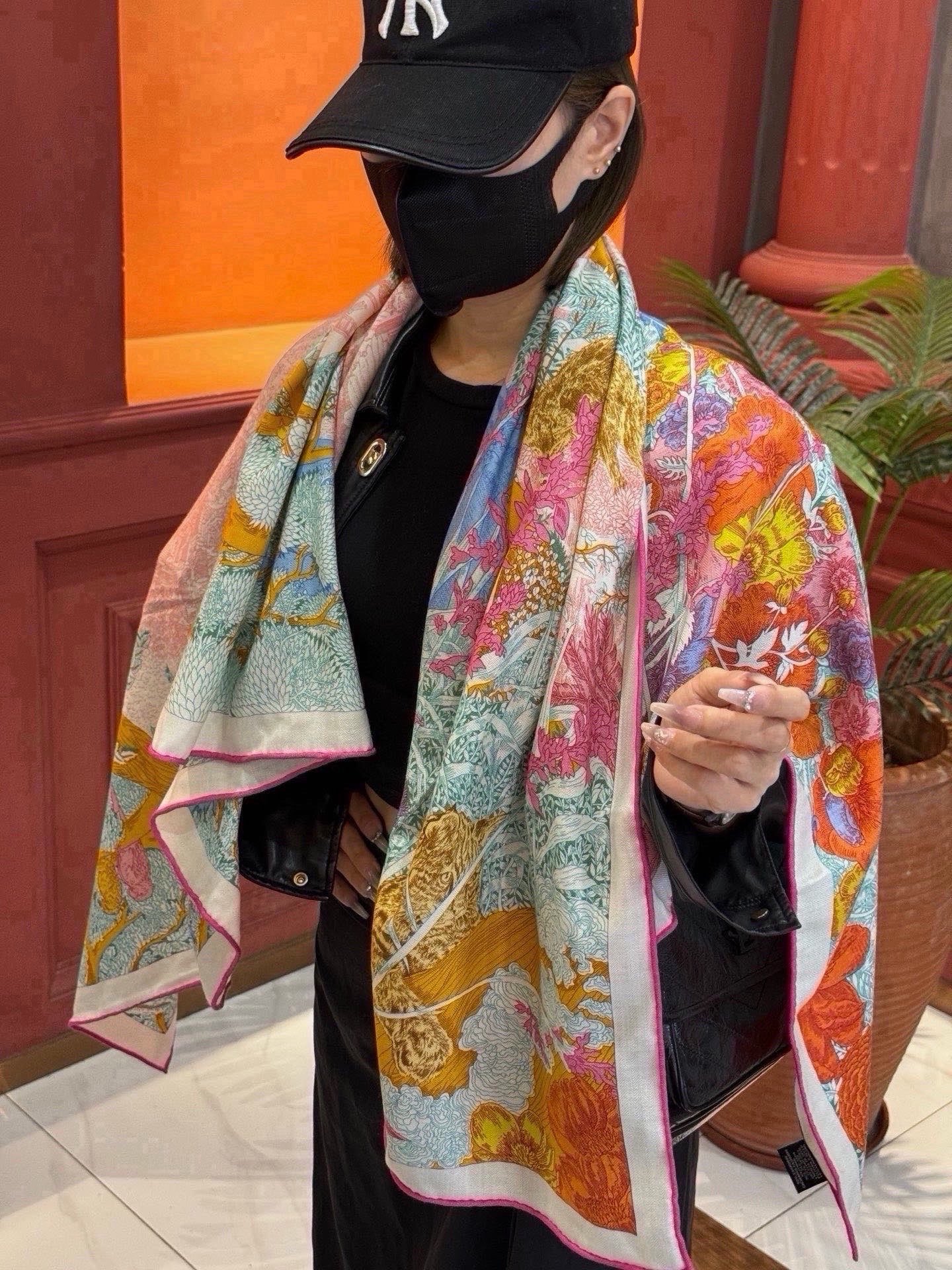🆕   爱马仕～秋冬搭配利器❗️顶级双面同色 版真丝羊绒披肩！！1条等于2条】点睛精彩，图案和配色都超级喜欢，又一款双面