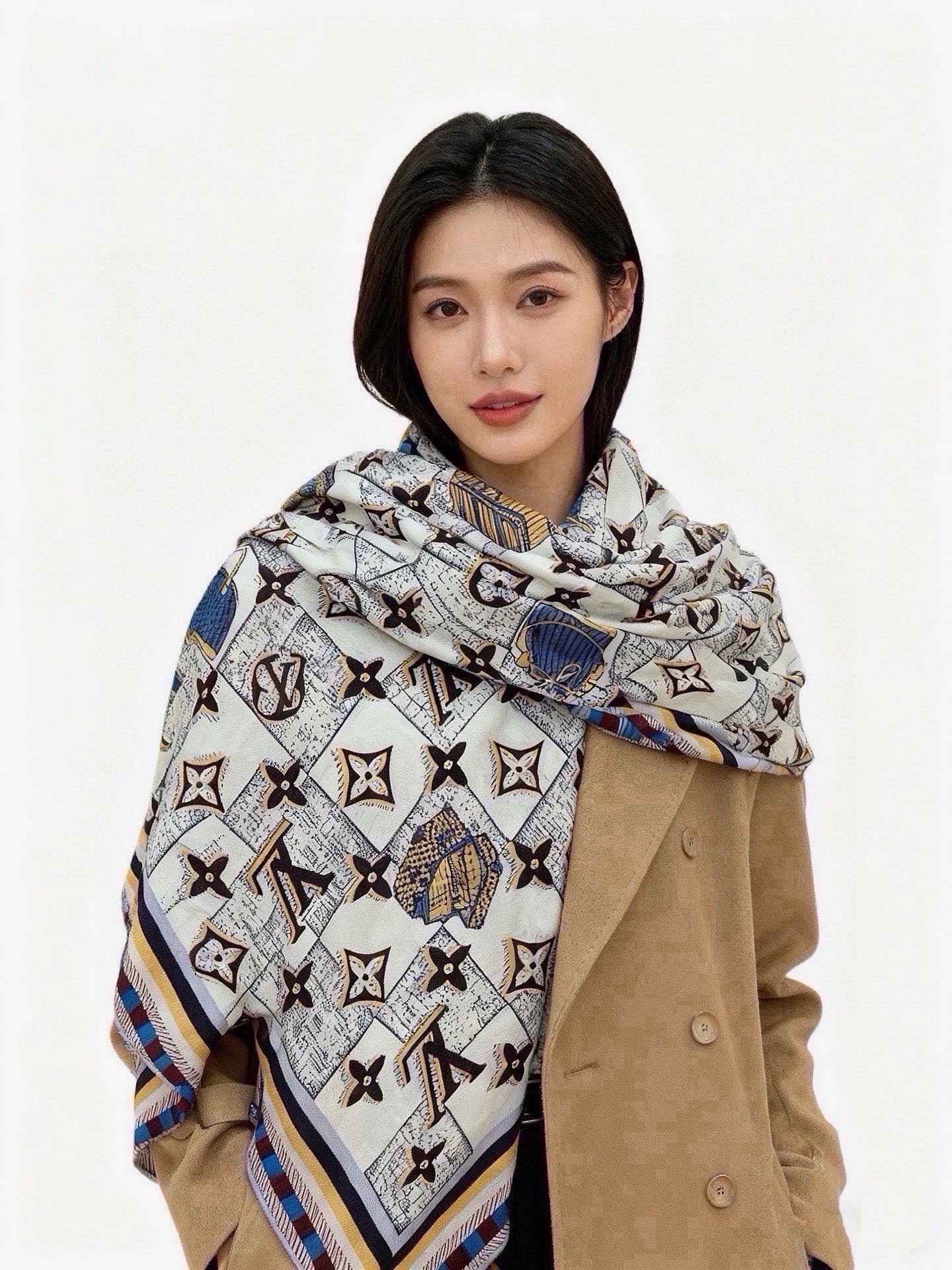 🆕  LV x TM 140披肩 【140顶级丝绒双面同色披肩】 本款L Multicolor披肩出自路易威登与知名日本
