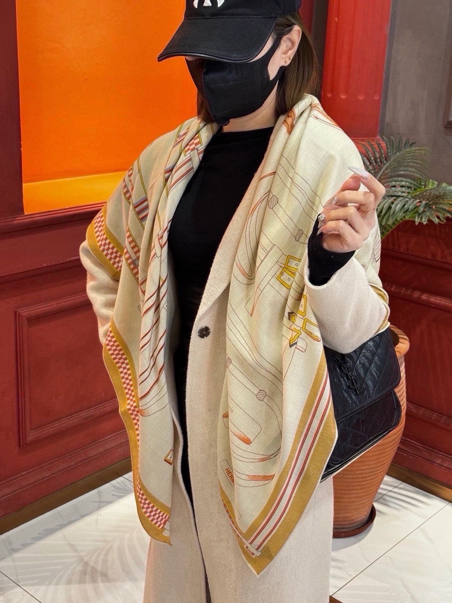 🆕 ❄️【双面同色】原单爱马仕140cm丝绒方巾💕 《马术密匙》，十九世纪的商品图录汇集了手工匠们的系列产品，或许其中潜
