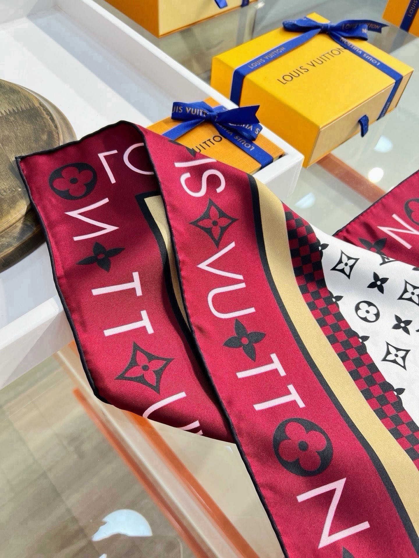 🆕 MONOGRAM SILHOUETTE 90双面丝巾 Monogram Silhouette 方巾为华美桑蚕丝融 🆕 MONOGRAM SILHOUETTE 90双面丝巾 Monogram Silhouette 方巾为华美桑蚕丝融