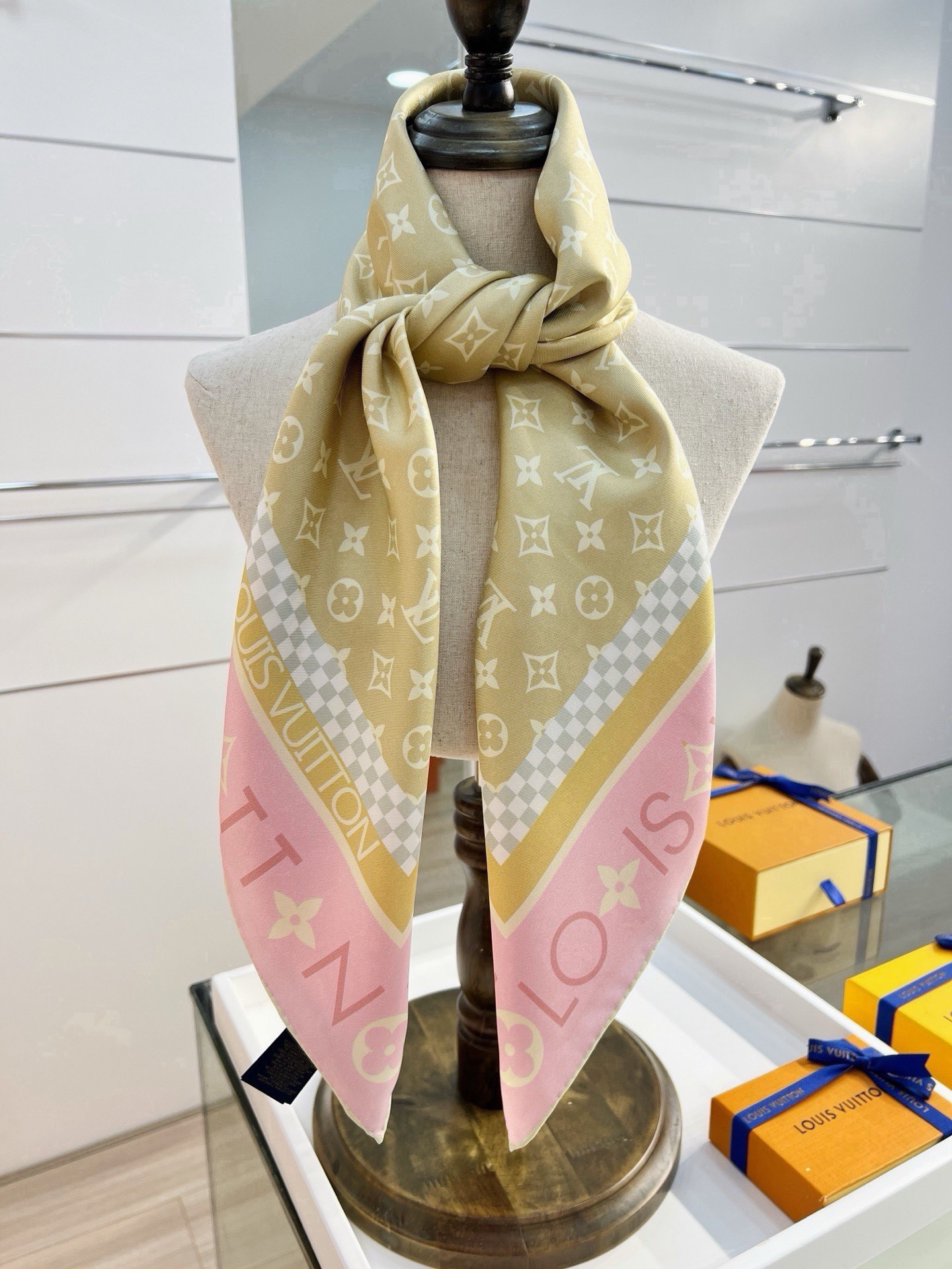 🆕 MONOGRAM SILHOUETTE 90双面丝巾 Monogram Silhouette 方巾为华美桑蚕丝融 🆕 MONOGRAM SILHOUETTE 90双面丝巾 Monogram Silhouette 方巾为华美桑蚕丝融