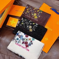 🆕 会发光发亮的围巾25年新品🌈上新 专柜同步材质 LV x TM Monogram Su🆕 Perflat Flo 🆕 会发光发亮的围巾25年新品🌈上新 专柜同步材质 LV x TM Monogram Su🆕 Perflat Flo