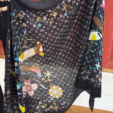 🆕 会发光发亮的围巾25年新品🌈上新 专柜同步材质 LV x TM Monogram Su🆕 Perflat Flo 🆕 会发光发亮的围巾25年新品🌈上新 专柜同步材质 LV x TM Monogram Su🆕 Perflat Flo