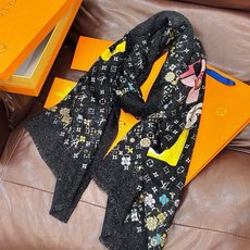 🆕 会发光发亮的围巾25年新品🌈上新 专柜同步材质 LV x TM Monogram Su🆕 Perflat Flo 🆕 会发光发亮的围巾25年新品🌈上新 专柜同步材质 LV x TM Monogram Su🆕 Perflat Flo