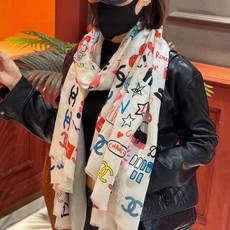 🆕 会发光发亮的围巾 高级成衣系列~Chanel 此系列谱写一曲自由轻灵的赞歌 本系列作品创新演绎品牌的风格符号 🆕 会发光发亮的围巾 高级成衣系列~Chanel 此系列谱写一曲自由轻灵的赞歌 本系列作品创新演绎品牌的风格符号