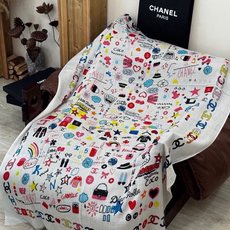 🆕 会发光发亮的围巾 高级成衣系列~Chanel 此系列谱写一曲自由轻灵的赞歌 本系列作品创新演绎品牌的风格符号 🆕 会发光发亮的围巾 高级成衣系列~Chanel 此系列谱写一曲自由轻灵的赞歌 本系列作品创新演绎品牌的风格符号
