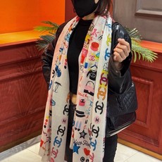 🆕 会发光发亮的围巾 高级成衣系列~Chanel 此系列谱写一曲自由轻灵的赞歌 本系列作品创新演绎品牌的风格符号 🆕 会发光发亮的围巾 高级成衣系列~Chanel 此系列谱写一曲自由轻灵的赞歌 本系列作品创新演绎品牌的风格符号