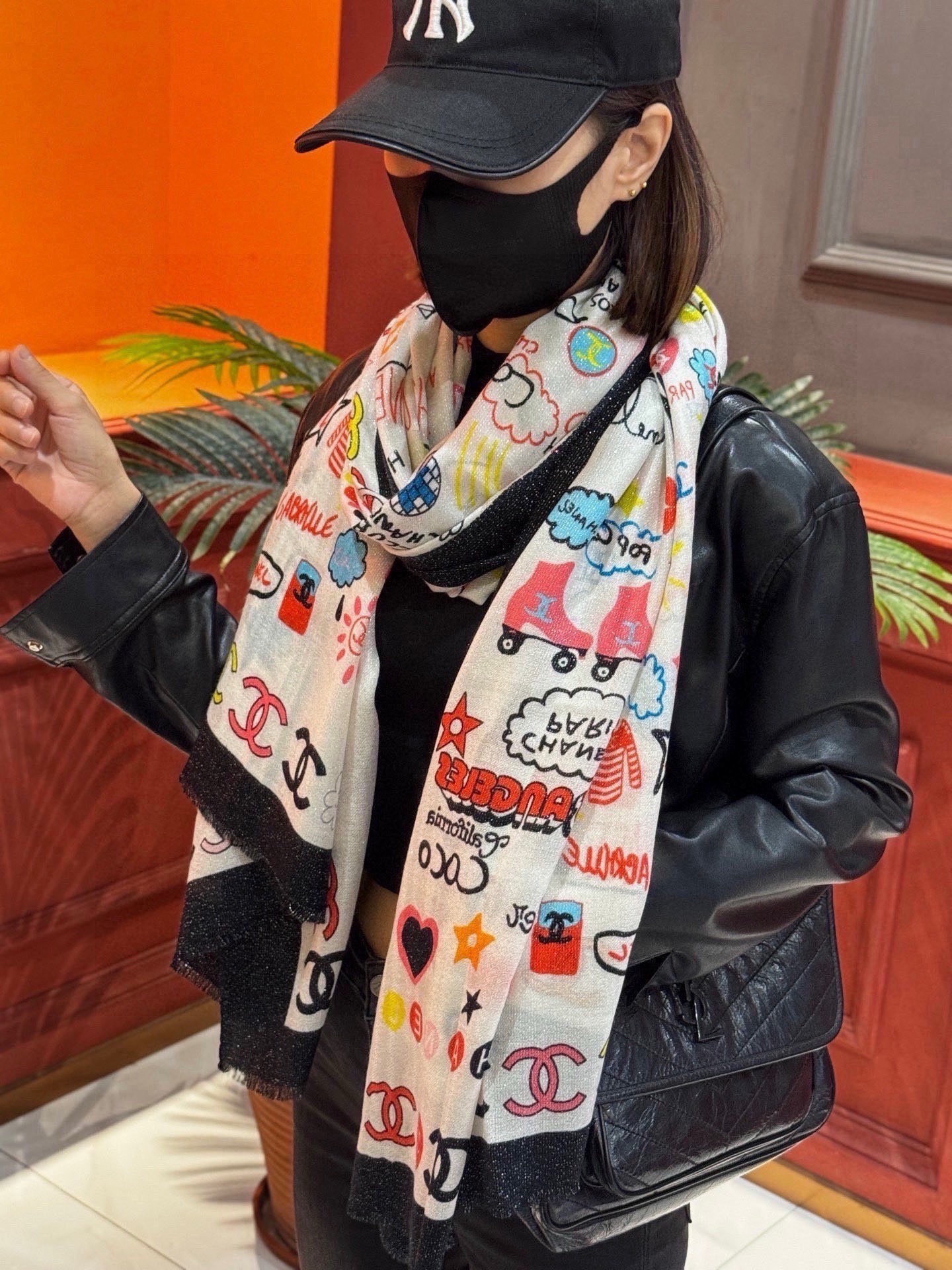 🆕 会发光发亮的围巾 高级成衣系列~Chanel 此系列谱写一曲自由轻灵的赞歌 本系列作品创新演绎品牌的风格符号 🆕 会发光发亮的围巾 高级成衣系列~Chanel 此系列谱写一曲自由轻灵的赞歌 本系列作品创新演绎品牌的风格符号