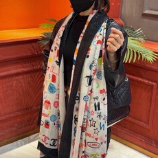 🆕 会发光发亮的围巾 高级成衣系列~Chanel 此系列谱写一曲自由轻灵的赞歌 本系列作品创新演绎品牌的风格符号 🆕 会发光发亮的围巾 高级成衣系列~Chanel 此系列谱写一曲自由轻灵的赞歌 本系列作品创新演绎品牌的风格符号